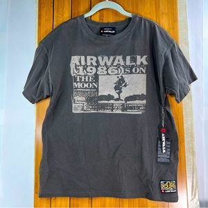 NWT Airwalk Men's Gray T-shirt Sz M Luxurious 100% Soft Cotton **BONUS Keychain!